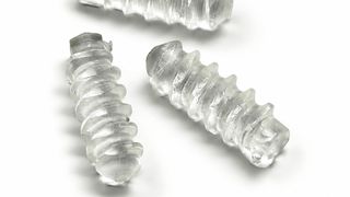 Medizinische Mikroschrauben aus dem bioresorbierbaren Polymer Resomer LR 704 S von Evonik, hergestellt im Mikrospritzguss auf einer Boy XS E mit 8-mm-Plastifiziereinheit und dem Mikroheißkanalsystem L2X-Mikro von Ewikon. (Bild: Boy)