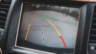 Wer in den letzten Jahren einen Führerschein erworben hat, kann sich das Parken ohne helfende Sensoren wohl nicht mehr vorstellen. Ihr volles Potenzial entfaltet die Sensorik aber erst in der Industrie. (Bild: gemeinfrei // Unsplash)