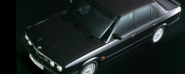 Sie sind die europäischen Erben der amerikanischen Muscle-Car-Ära: Starke Limousinen im Tarndress. Mitte der 80er erreichte die Entwicklung einen Höhepunkt mit BMW M5, Lancia mit Ferrari-Motor oder verblüffend schnellen Schweden und Franzosen. (Foto: BMW)