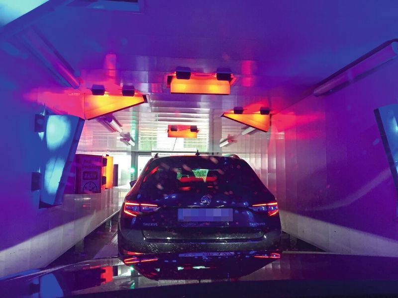 In der Trocknerkabine sorgen Frequenzumrichter mit je 15 kW Leistung und große Radialgebläse für die Trocknung der Fahrzeuge mit kalter und heißer Luft. (Mitsubishi Electric Europe)