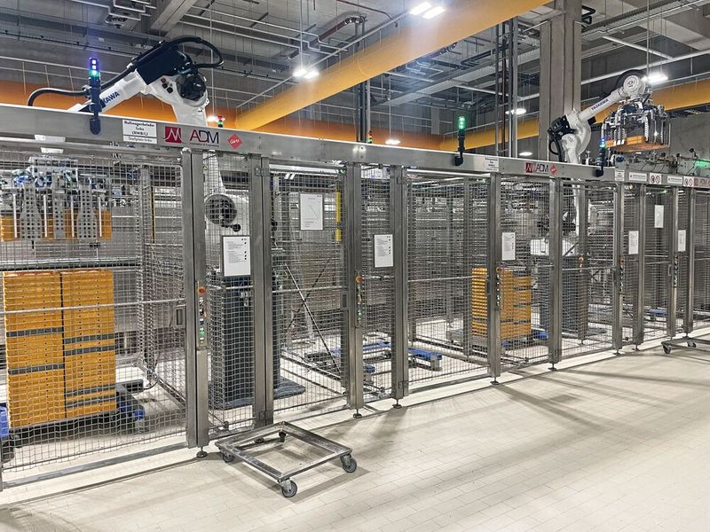 Zwei weitere GP180-Roboter übernehmen das präzise Stapeln der Dielen auf Roll-Transportwagen. (Bild: ADM Automatisierungstechnik GbR)