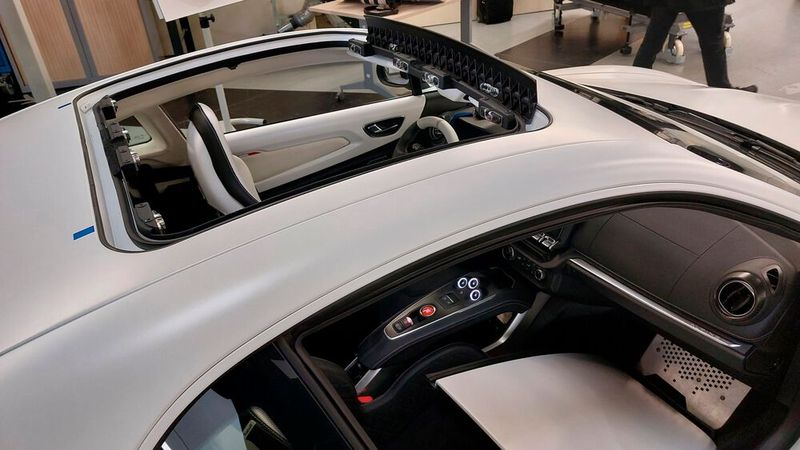 Die beiden Hälften des Dachs lassen sich einfach entfernen. (Bild: Autoren-Union Mobilität/Walther Wuttke)