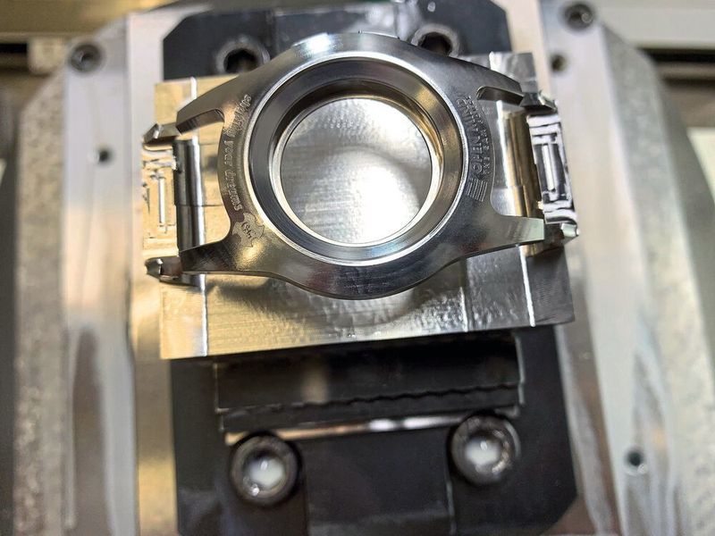 Über 60 HRC: Kleinste Konturen fräsen Uhrenhersteller vorteilhaft mit den zweischneidigen Kugelfräsern der Reihe AE-LNBD-H von OSG (0,05 bis 3 mm Schneidenradius), die für lange Standzeiten und höchste Prozesssicherheit mit dem innovativen Nano-Multilayer Durorey beschichtet sind. (OSG)