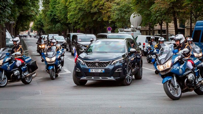 Frankreichs Präsident Emmanuel Macron im Peugeot 5008.(Bild:  Stellantis)
