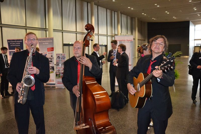 ...die Band rockt das Haus... (Bild: PROCESS)