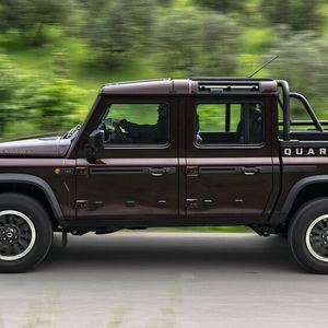 Die Alu-Türen sind an Außenscharnieren aufgehängt und fallen satt ins Schloss, wenn man sie mit Nachdruck zuwirft.(Bild:  www.albertocervetti.com)