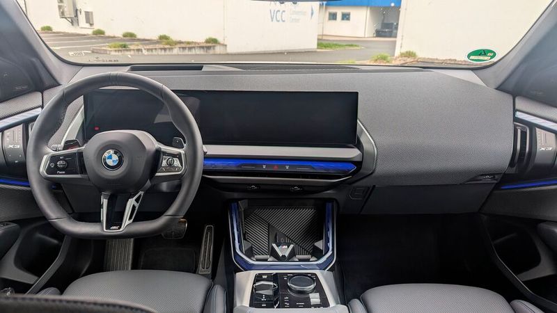 Der rechteckige Bildschirm ziert derzeit praktisch alle BMW-Modelle. Knöpfe findet man fast nur noch in den Lenkradspeichen und in der Mittelkonsole. (Bild: Mauritz – VCG)
