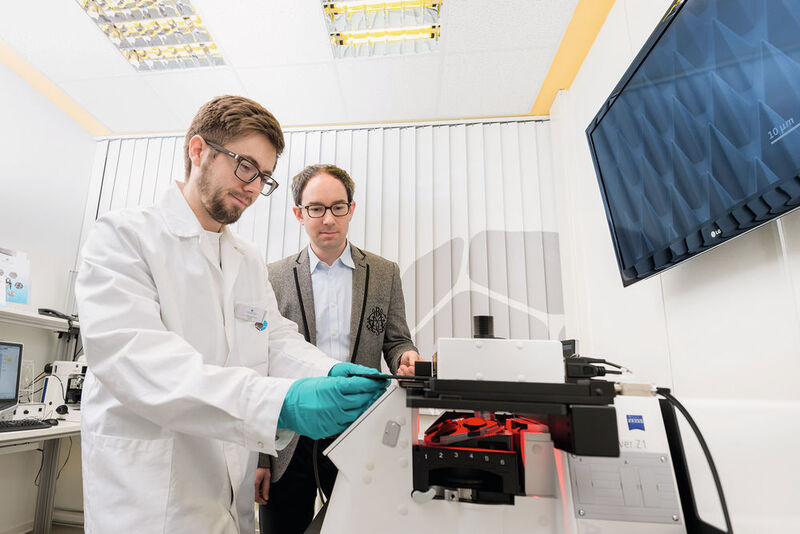 Die Nanoscribe GmbH bietet mit dem Photonic Professional GT eigenen Angaben zufolge den aktuell schnellsten und präzisesten 3D Drucker für die Nano- und Mikrofabrikation an. (Nanoscribe)