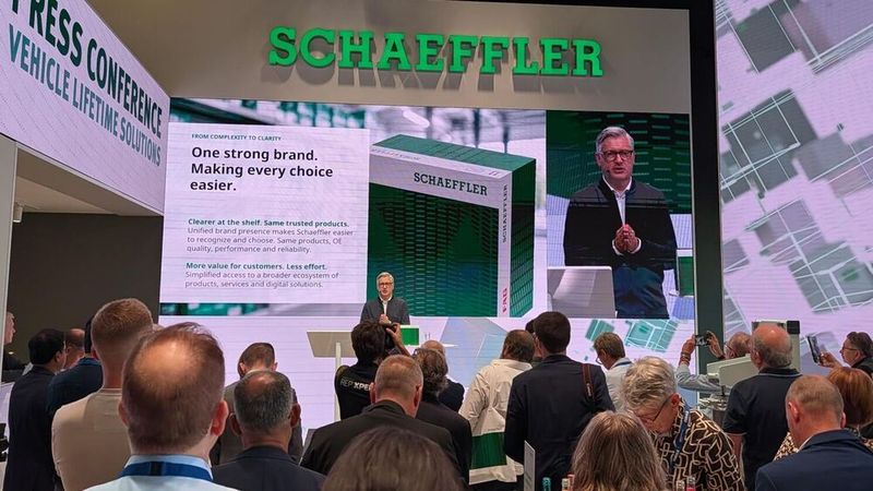 Jens Schüler, der bei Schaeffler die „Vehicle Lifetime Solutions“ verantwortet, stellte die neue Aftermarket-Dachmarke des Zulieferers vor.  (Bild: Rosenow / VCG)
