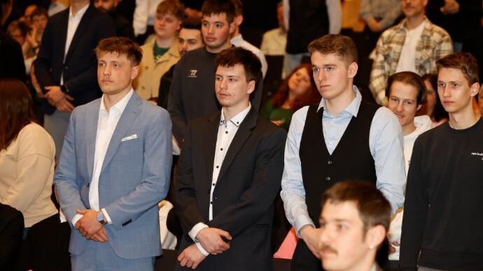 Mit einem Festakt in der Stadthalle Gersthofen entließ die Kfz-Innung Schwaben am 21. März rund 160 Kfz-Mechatronikerinnen und -Mechatroniker ins Berufsleben. In seiner Rede zog Obermeister Alois Huber Vergleiche zum Fußball, um zu verdeutlichen, was dieser erste Berufsabschluss ausmacht. „Mit dem Wechsel in den Stand eines Facharbeiters haben Sie sich nun für die Profiliga qualifiziert“, sagte er. Um aber dort die 1. Bundesliga zu erreichen, seien regelmäßige Besuche im Trainingslager, also der Innung und dem Bildungszentrum nötig. Mit Abschlüssen als Meister, Geprüftem Berufsspezialisten oder TBA komme man weiter.(Bild:  Haus des Bildes, Mering​)