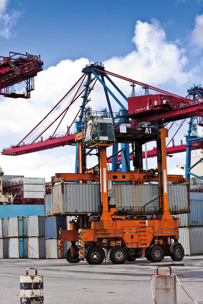 Portalhubwagen, die in Hafenanlagen eingesetzt werden, heben bis zu 60 t und 
können Container auf vier Etagen stapeln.  (GGB)