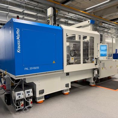 Die gemeinsam mit MD Elektronik entwickelte, vollelektrische Spritzgießmaschine PXL 201-100/55 Silcoset ermöglicht laut Krauss-Maffein nun die flexible Verarbeitung von Thermoplasten (PBT) und Flüssigsilikon (LSR) auf einer Plattform. Hier mehr dazu ... (Bild: Krauss-Maffei)