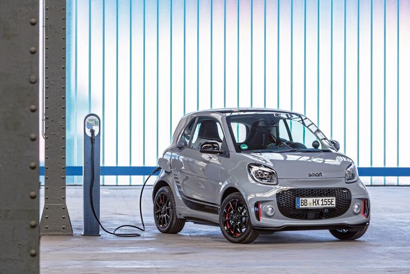 Das „Kühlergrill“-Element an der Front rückt nach unten, zwischen den neu gestalteten Scheinwerfern findet sich nun der Markenschriftzug, das bisher verwendete Logo entfällt. (Daimler)