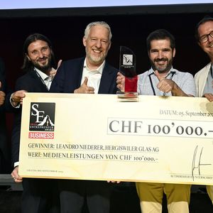 SEA-Gewinner mit SEA-Jury(Bild:  KMU Swiss AG / Foto Wagner / Alexander Wagner)