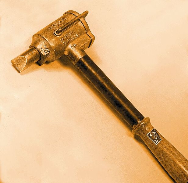 1921 – der elektrische Lötkolben: Ernst Sachs patentierte 1921 kurz nach seinem Maschinenbau- und Elektrotechnik-Studium am Technikum Mittweida den elektrischen Lötkolben. Mit dem Schlagwort „löte elektrisch“ begründete er den Erfolg seines im gleichen Jahr in Berlin gegründeten Unternehmens Ersa. Die Leipziger Frühjahrsmesse stellte die Initialzündung dar: Die ersten Lötkolben waren hinsichtlich Haltbarkeit und Auswechselbarkeit der Heizelemente von Anfang an allen Konkurrenzprodukten überlegen und die Nachfrage war enorm. Später entwickelten die Ingenieure des heute in Wertheim an  sässigen Löttechnik-Spezialisten Basismaterialien, Lote, Bestücktechnologie, Bauteilherstellung und Umweltschutz weiter. Sowohl der Übergang vom Punkt-zu-Punkt-Löten mittels Lötkolben zum Wellenlöten als auch die Einführung der SMD-Technik sowie immer höhere Anforderungen hinsichtlich Restkontamination, Produktionsablauf bis hin zur dreidimensionalen Gestaltung des Trägermaterials wurden stets vom Unternehmen mit getrieben. (Bild: Ersa)