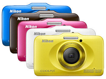 Die Coolpix S31 ist in den vier Farben Gelb, Pink, Blau, Weiß und Braun voraussichtlich ab Mitte Februar 2013 zu einer UVP von 109 Euro im Handel erhältlich. (Bild: Nikon)
