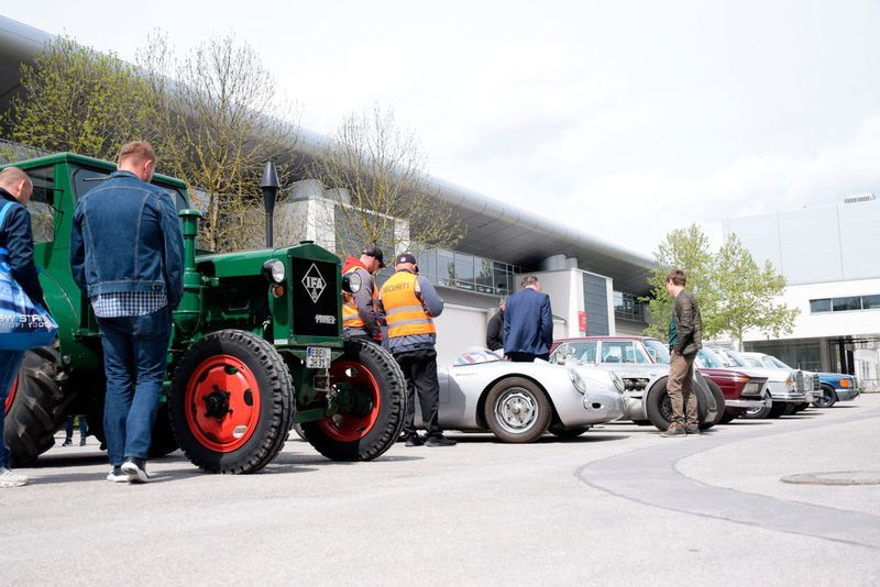 Vom Traktor bis zum Spyder: Auch für Fans historischer Fahrzeuge gab es viel zu sehen. (Holz / »kfz-betrieb«)
