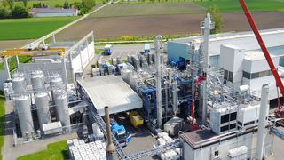 1,9 Millionen Euro hat Richard Geiss in die jüngste Erweiterung ihrer Destillationskolonnen in Offingen investiert (Richard Geiss)