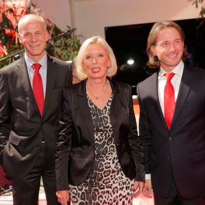 Ulrich Leuschner (Vorstandsvorsitzender) und Thomas Hanswillemenke (Vorstand) von der Santander Consumer Bank begrüßten mit Marion Johl rund 150 Gäste in der Neusser Pegelbar.(Foto:  photofashion.de)