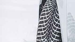 So ist's richtig: auf Schnee nur mit wintertauglicher Bereifung. (Foto: GDTG)