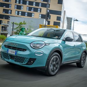 Die Fahrleistungen gibt Fiat mit  10,5 Sekunden für den Sprint aus dem Stand auf Tempo 100 und 184 km/h in der Spitze an.(Bild:  Autoren-Union Mobilität/Stellantis)