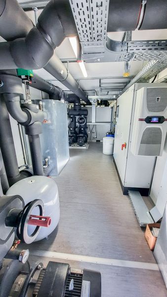 Die gesamte Technik – inklusive Pumpen, Tanks, Kältemaschinen und Schaltschränken – ist in eine wetterfeste Container-Kombination integriert und im Außenbereich platziert. (Bild: Technotrans)