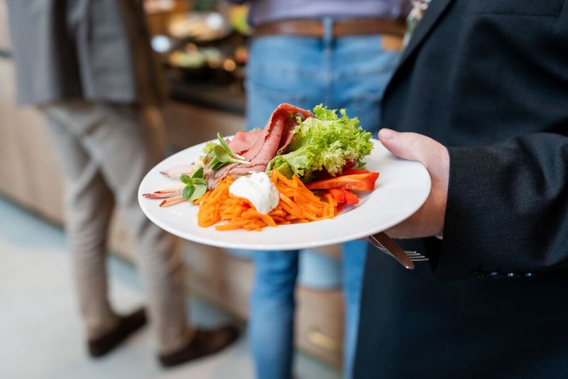 Nach den Vorträgen kommt das Buffet geradezu wie gerufen. (Bild: Vogel IT-Medien)