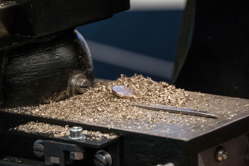 Die Azubis stellen kleine „Münzen” aus Messing her... (K.Juschkat/konstruktionspraxis)