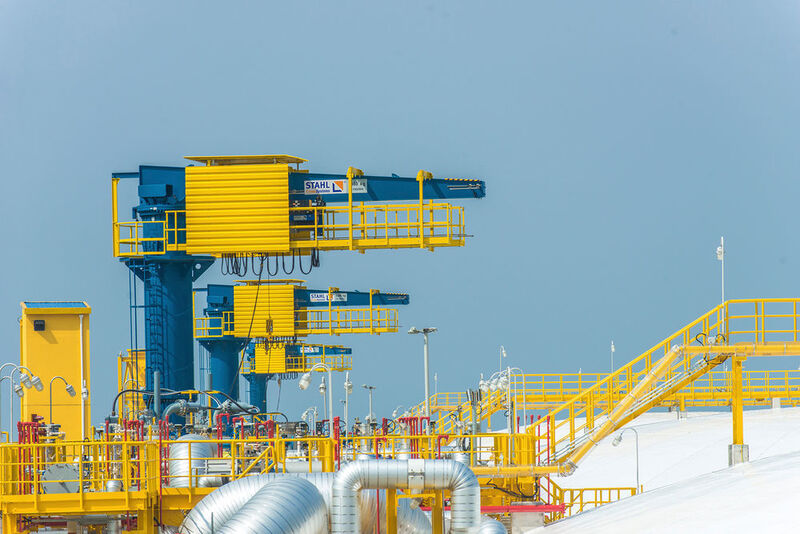 Explosionsgeschützte Schwenkkrane, ausgestattet mit Krantechnik von Stahl Crane Systems, haben sich bereits auf anderen LNG-Terminals in China und auf der ganzen Welt bewährt. (Bild: Stahl Crane Systems)