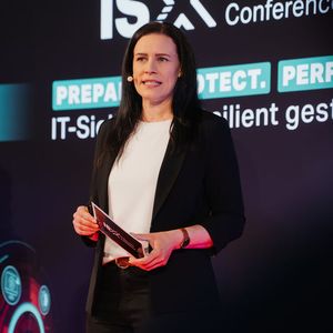 Svenja Mohn, Director der Vogel IT-Akademie, begrüßte in allen vier Städten die Teilnehmerinnen und Teilnehmer.(Bild:  Manuel Emme)