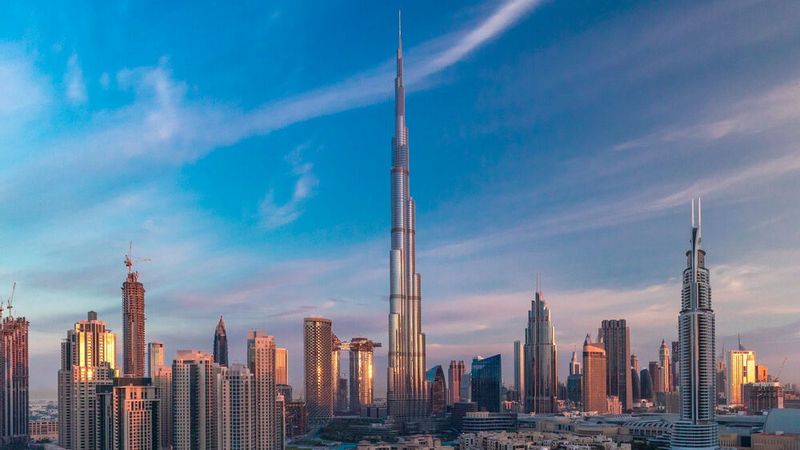 Das aktuell höchste Gebäude der Welt, der Burj Khalifa, hat eine Höhe von 828 Metern (2.722 Fuß). Er wurde von dem Architekten Adrian Smith entworfen und von der Firma Skidmore, Owings & Merrill entworfen. Die sich verjüngende Form erinnert an eine Stahlnadel. Die Bauarbeiten am Burj Khalifa begannen im Jahr 2004 und wurden im Jahr 2010 abgeschlossen. Die offizielle Eröffnung fand am 4. Januar 2010 statt. Der Burj Khalifa beherbergt neben Wohnungen, Büros, Hotels auch öffentliche Bereiche. (Bild: neiezhmakov - stock.adobe.com)