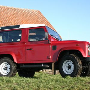 Als dreitüriger Defender 90 Station Wagon (SW) bist Du nicht viel länger als ein Kleinstwagen, aber mit jeweils gut zwei Metern deutlich breiter und vor allem höher.(Foto: auto-medienportal.net)