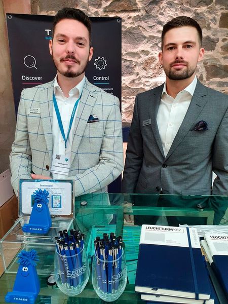 Sead Jashari (li.) und Tobias Pollet von Thales sind auf die Fachbesucher bestens vorbereitet. (Bild: Vogel IT-Medien)