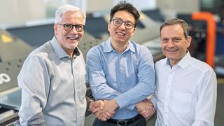 Daniel Spiegel (links): «Gemeinsam mit Richard Weng (Mitte) ist das Spiegel-Team in einer hervorragenden Position. Es wird komplexe Märkte rund um Maschinen, Automation und Digitalisierung noch effektiver bündeln und entsprechende Vorteile direkt an die Kunden weitergeben.» (Bild: Gebrüder Spiegel)