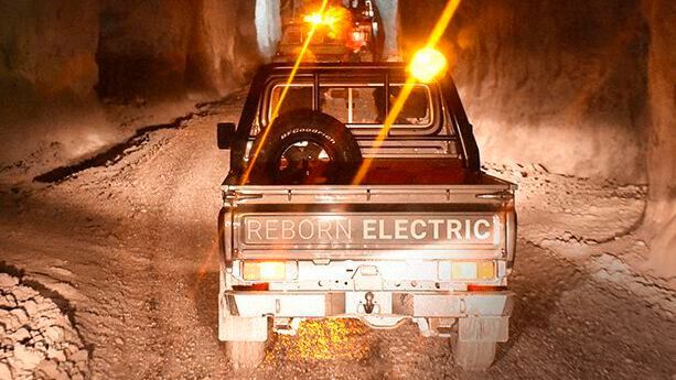 In der jüngsten Ausbaustufe auf Basis des Land Cruiser J7 kommt ein 90 kW/122 PS und 1.410 Newtonmeter starker E-Motor zum Einsatz. Im Geländeeinsatz sollen damit 80 bis 100 Kilometer drin sein und der Antrieb bei Steigungen mit 15 Prozent eine Höchstgeschwindigkeit von 35 km/h ermöglichen. (Bild: Huber Automotive)