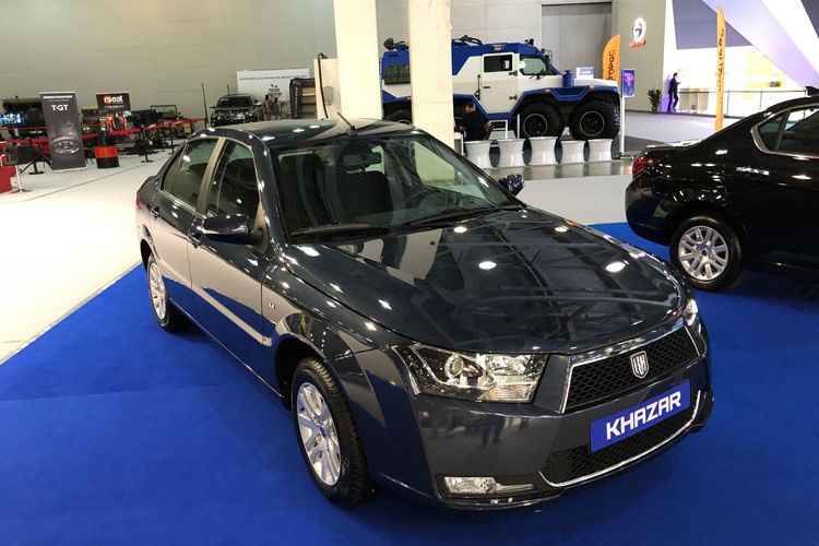 Er präsentierte unter anderem eine viertürige Limousine, die mit iranischer Hilfe gebaut wird. (Bild: Wolfgang Gomoll)