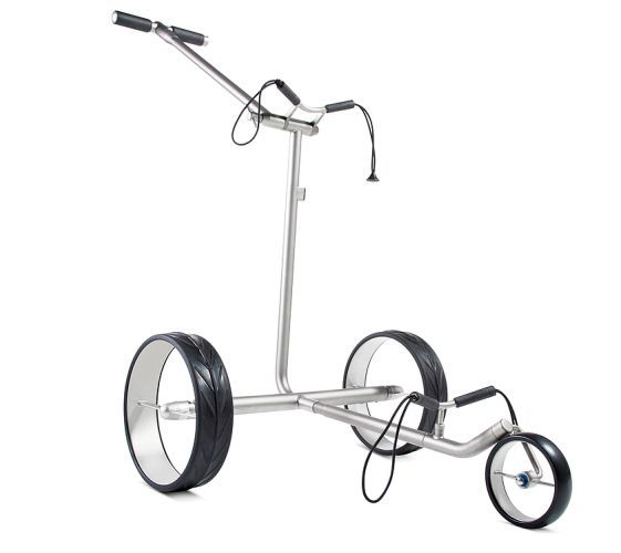 Red Dot Produktdesign 2018: Elektrocaddy JuCad Ghost von JuCad, Deutschland – Der neue Titan Elektrocaddy Ghost ist mit 2-Speichen-Felgen sowie bewährten technischen JuCad-Features ausgestattet. Er verfügt über das Hightech-Antriebskonzept Brushless, dessen bürstenlose Motoren so gut wie verschleißfrei sind und den Caddy nahezu geräuschlos bewegen, Energierückgewinnung inklusive. Der Magnetstecker für Powerpack und Ladegerät am Rahmen sorgt für eine schnelle Verbindung. Dank elektronischer Standbremse, T-Griff und sehr flachem Packmaß (67 × 60 × 13 cm) erweist sich der Ghost als besonders zeitgemäß (•	www.jucad.de). Begründung der Jury: Die charakteristischen Eigenschaften des durchdacht gestalteten Elektrocaddys Ghost sind seine einfache Handhabung und ein technisch ausgereiftes Antriebskonzept. (Bild: Red Dot/JuCad)