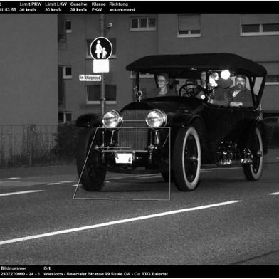Schwarz auf weiß: Dieses 108 Jahre alte Locomobile tappte bzw. fuhr kürzlich in eine Radarfalle. (Bild: Ordnungsamt Wiesloch)