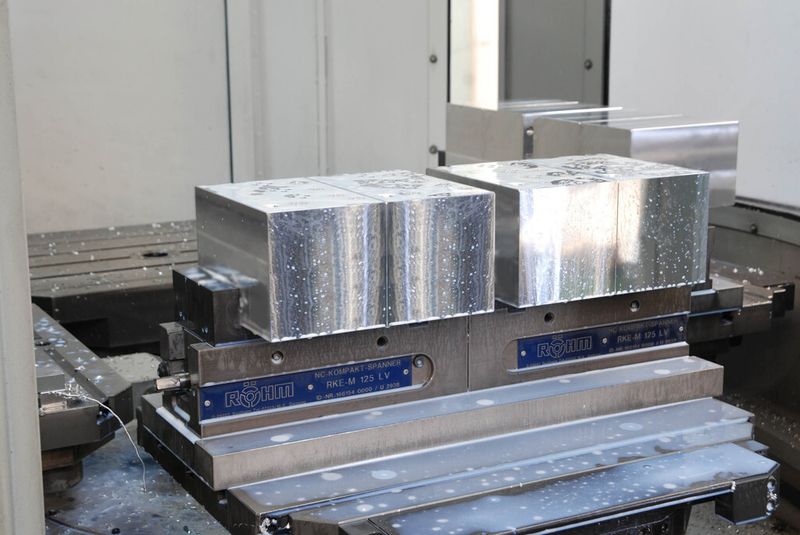 Produktivität drastisch erhöht: Zwei Röhm Schraubstöcke hintereinander gesetzt und verbunden. (Bild: Röhm, Applikation Fleischer)