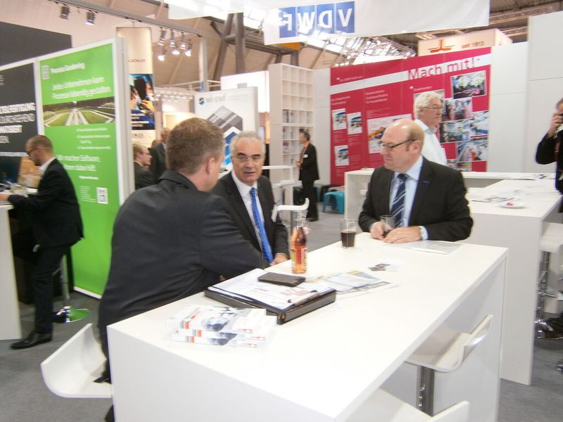 Und ab hier erleben Sie immer wieder, was es sonst noch so auf der Premiere der Moulding Expo zu erleben gab. Mit dabei sind ein Trabi, ein BMW i8, diverser Boliden der Formula Student, ein Rennsimulator, Bauteile, Werkzeugmaschinen und vieles Mehr...die Moulding Expo hat gemäß den Aussagen der Initiatoren ihr Versprechen erfüllt, der Branche eine neue, optimierte Präsentationsplattform zu bieten. (Bild: Königsreuther)