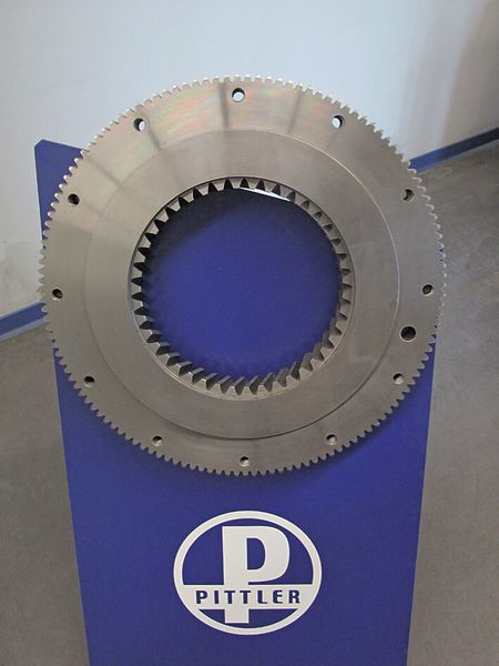 Bild 3: Das Zahnrad wurde inklusive der Innen- und Außenverzahnung aus dem Rohteil komplett auf einer Maschine bearbeitet. (Bild: Pittler)