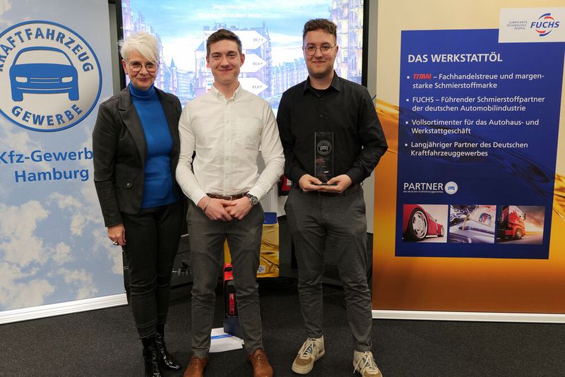 ZDK-Geschäftsführerin Birgit Behrens mit den beiden neuen deutschen Meistern Nils Schindler (Mitte), Kfz-Mechatroniker, und Marco Schlencker, Automobilkaufmann(Bild:  Schmidt – VCG)
