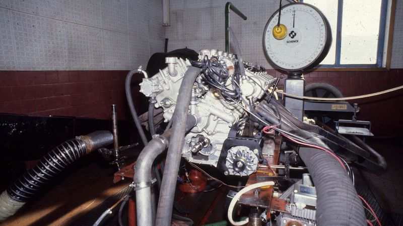Auf dem Leistungsprüfstand mussten die V12-Motoren aus dem Countach Quattrovalvole beweisen, was in ihnen steckt. Der Zylinderbankwinkel beträgt 60 Grad. Der Motorblock und die Zylinderköpfe bestehen aus einer Aluminiumlegierung. Jede der beiden Zylinderreihen hat zwei obenliegende Nockenwellen, die über Rollenketten angetrieben werden. Vier Ventile pro Zylinder sorgen für den Gasaustausch. Bei einem Hubraum von 5.167 ccm liefern die Aggregate 450 PS bei 6.800 U/min.  (Bild: Lamborghini)