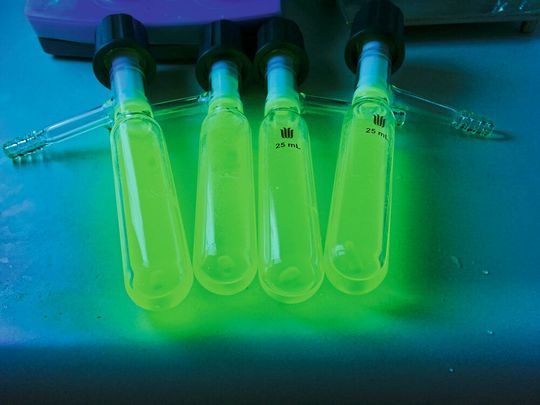 Le composé CuPCP émet une lumière verte intense lorsqu’on lui applique du courant, mais aussi sous la lumière UV. Le composé CuPCP émet une lumière verte intense lorsqu’on lui applique du courant, mais aussi sous la lumière UV.