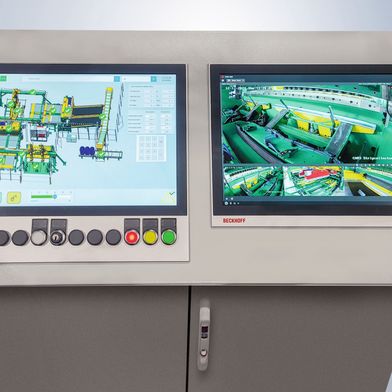 Steuerkonsole mit einem Beckhoff Multitouch-Control-Panel CP29xx mit kundenspezifischen Tastererweiterungen (l.) und einem zweiten CP29xx für die Live-Bilder zur Überwachung kritischer Anlagenteile (r.) (Bild: Safandarley)