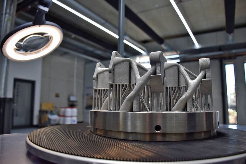So sieht ein Bauteil aus, wenn es frisch entpulvert aus einer SFM-AT kommt. Der Demonstrator wurde anlässlich der Formnext in einem gemeinsamen Projekt vom VDMA mit Toolcraft und Altair entwickelt. (Toolcraft)
