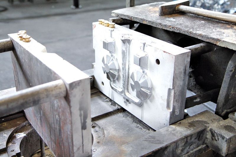 Bild 6: In dieser Form werden Aluminiumgussteile mit eingegossener Messinggewindebuchse hergestellt.  (Bild: Hess)