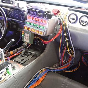 1:1 eine Kopie des originalen Filmfahrzeugs: Selbst die Farben und die Anzahl (!) der Kabel, die durch den Innenraum verlaufen entsprechen der Hollywood-Vorgabe.(Dominsky / »kfz-betrieb«)