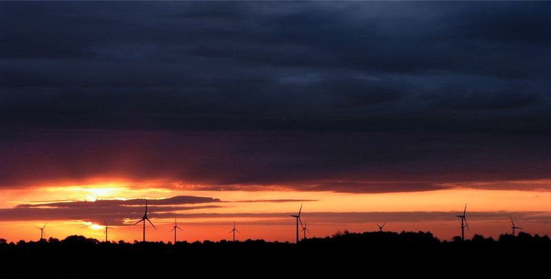 Besonders häufig werden nach der Statistik des IWES Windräder in den Mittelgebirgen von Blitzen getroffen. An den Küsten treten allerdings im Verhältnis die meisten Direkteinschläge auf.  (Bild: pixelio.de/Melanie Kluth)