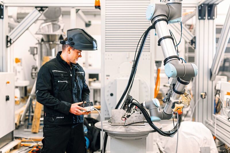Ein Team aus Mensch und Roboter schafft kundenindividuelle, effiziente Schweißlösungen.
 (Fraunhofer IEM)